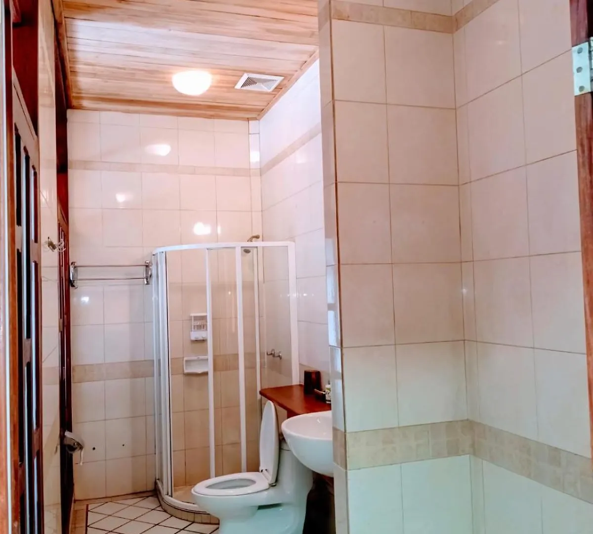 בית הארחה לואנג פרבאנג Ireenkevin Guesthouse לאוס